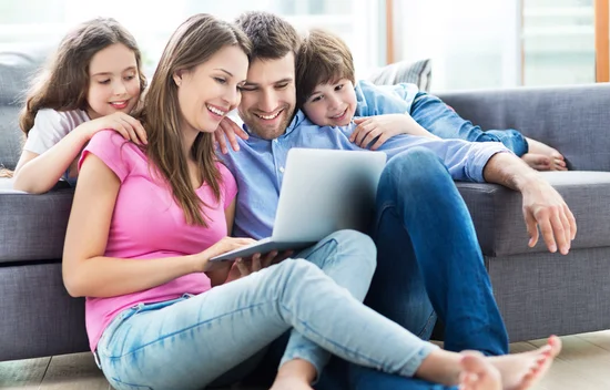familia mirando la pantalla de una laptop