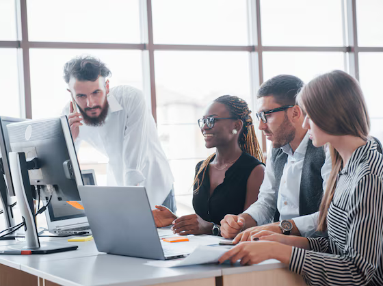 equipo de trabajo con laptops